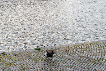 布拉格河捕鱼码头椅子教会河岸图片