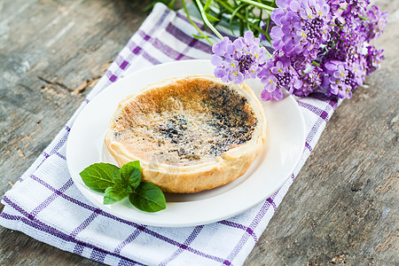 盘子和紫花上的蓝莓塔板桌子烘烤馅饼紫色摄影美食水果陶器乡村蛋糕图片