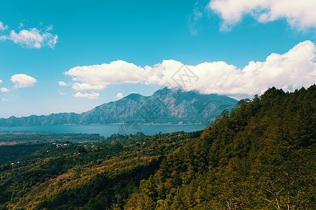 观看巴厘岛巴图尔火山和因多内金塔马尼的阿贡山图片