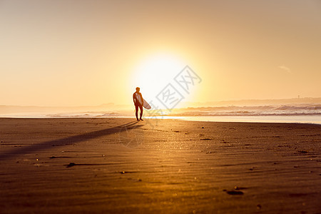 海滩上的冲浪船海岸海洋娱乐冲浪者男人闲暇爱好冲浪板木板假期图片