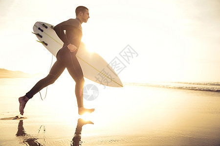 我们来抓海浪吧冲浪假期运动闲暇爱好跑步成人海洋男生晴天图片