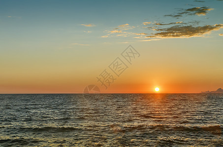 风景 海面日落红色反射海洋海浪黄色海滩天空蓝色地平线阳光图片