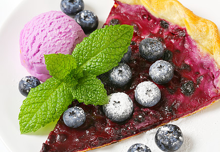 蓝莓薄饼和冰淇淋食物甜点高架奶油盘子美食蛋糕面团水果图片