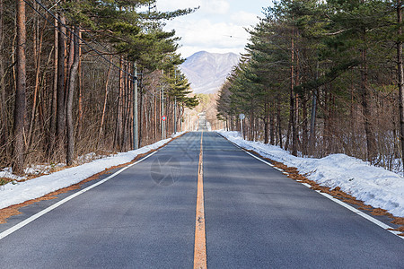 冬季小雪路车道季节天气自由驾驶天空旅行阴霾国家场景图片