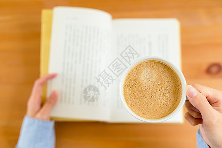 妇女阅读书羊毛女孩药片卧室生活咖啡青少年女性休息杯子背景图片