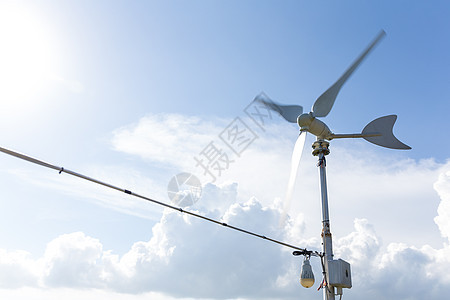 风能天空涡轮燃料发电机蓝色晴天飞行森林旋转风车图片