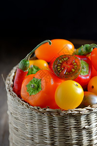 新鲜熟熟蔬菜西红柿叶子辣椒沙拉食物空军黄色水果红色木头木板图片