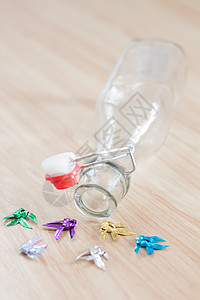 木制背景的旧水瓶酒瓶废玻璃密封饮料软木瓶子反射白色回收利口图片