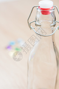 木制背景的旧水瓶瓶子酒瓶软木玻璃饮料废玻璃密封利口白色液体图片