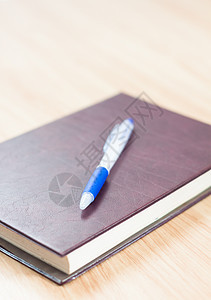 带笔的古典皮革笔记本日记教育日历议程记事本记录文档桌子规划师杂志图片