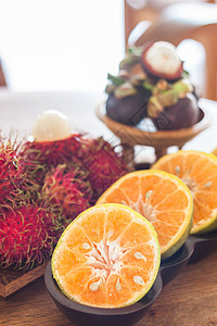 木桌上的泰国热带水果情调餐厅果汁橙子营养山竹甜点季节性食物紫色图片