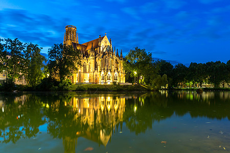 德国圣约翰教堂斯图加特池塘大教堂反射教堂树木寺庙教会照明花园宗教图片