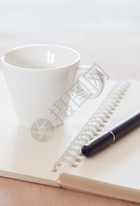 笔和带有咖啡杯的螺旋笔记本日记文档咖啡笔记规划师会议工作日历学习皮革图片