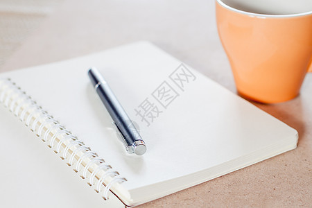 笔和带有咖啡杯的螺旋笔记本日程时间笔记教育备忘录文档办公室会议日历皮革图片