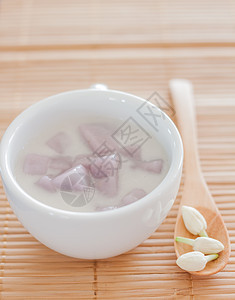 Bua Loi 泰国甜点加塔罗面粉和椰子牛奶糖浆白色营养美食盘子食物奶油服务热带图片