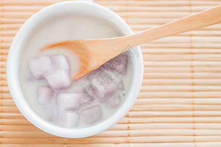 Bua Loi 泰国甜点加塔罗面粉和椰子牛奶盘子奶油糖浆食物美食营养白色服务热带图片