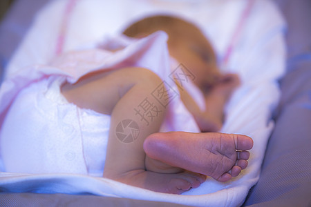特写新生儿脚步女婴睡觉的新生儿近身图片