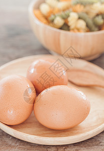 木板上带氟硅的新鲜鸡蛋午餐早餐麻布食物蛋壳烹饪市场厨房乡村桌子图片