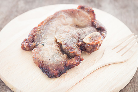 木板上的猪肉牛排洋葱油炸绳索猪肉美食蔬菜食物乡村营养桌子图片