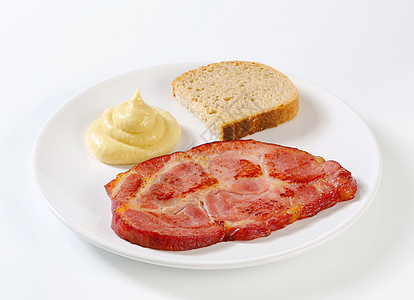 带面包和芥子酱的熏猪肉脖子调味品小吃熏制美味漩涡盘子午餐牛扒食物敷料图片