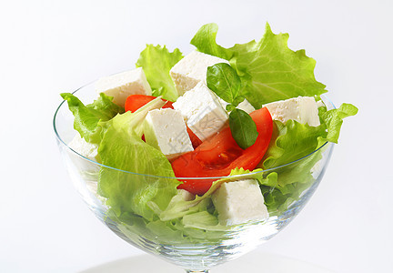带新鲜蔬菜的多花胎儿美食奶制品小吃玻璃食物配菜沙拉盘子立方体图片