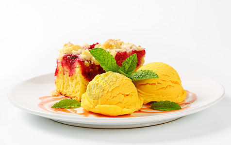 带冰淇淋的草莓蛋糕甜点黄色奶油水果横截面糖粉配料食物细末小吃图片