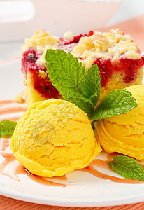 带冰淇淋的草莓蛋糕配料蛋糕糖浆甜点食物小吃横截面水果果子早餐图片
