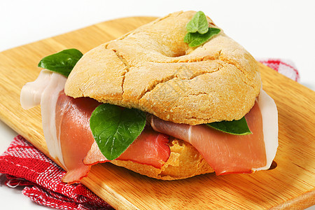 干制火腿三明治治愈冷盘砧板熏制火腿小吃猪肉食物面包烤箱图片