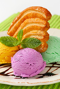 冰淇淋加泡芙糕饼饼干点心绿茶口味紫色细雨冰冻美食食谱食物酸奶图片