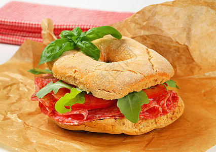 Salami三明治小吃美食面包环形食物午餐火箭图片