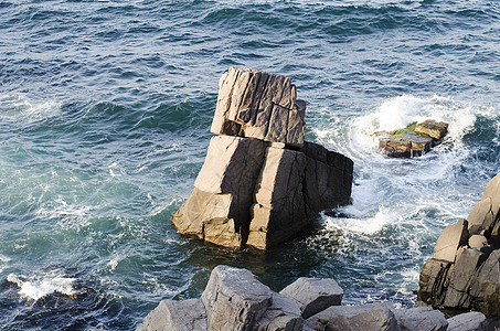 黑海岩礁海洋海景支撑环境海岸线生态浪花海岸海浪泡沫图片