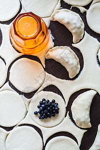 加工用樱桃制成的乌克兰子模型饺子材料面粉食物木头桌子馅饼叶子蛋糕甜点图片