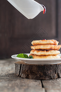 倒在面包干芝士煎饼果酱上 在黑木的背面薄荷桌子糕点乡村木头水果饼子文化甜点蛋糕图片