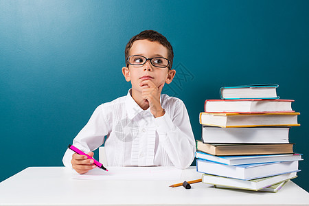 小可爱的男孩 书放在桌上蓝色黑板学校教育学习孩子童年家庭作业小学生图书图片