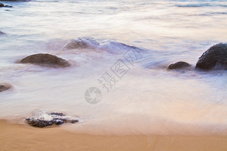 海日落和岩石钓鱼海浪天空支撑风景旅游日落海岸海滩紫色图片