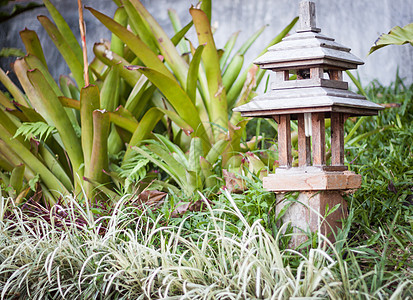 在花园装饰的木灯场地公园风格力量灯笼木头环境绿化酒店耀斑图片