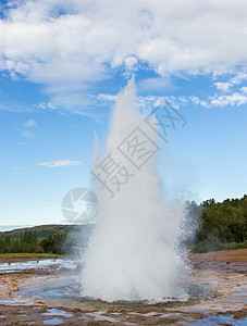 冰岛Geysir地区Strokkur爆发喷泉地热游客压力来源蒸汽图片