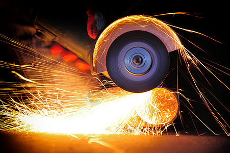 工人用研磨机切割金属治疗工程工具生产钻石车轮旋转力量工作安全图片