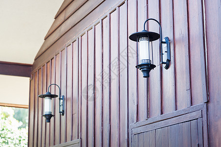 木墙上装饰的灯光窗户古董橙子家具灯笼酒店玻璃灯泡建筑学金属图片