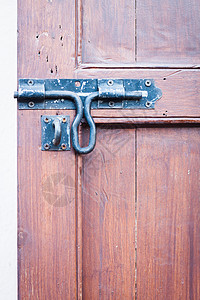 锁着特写的旧式木制门入口钥匙安全金属木头房地产乡村风化锁孔宏观图片