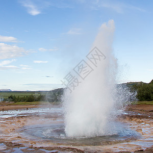 冰岛Geysir地区Strokkur爆发游客地热蒸汽喷泉压力来源图片