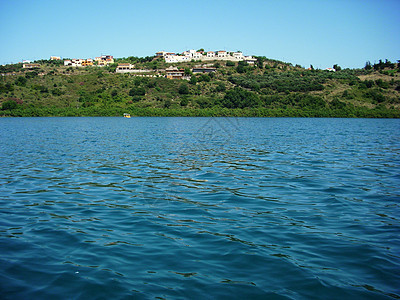 对游客来说美丽的湖景观光气候公园自然船舶地标岩石海景血管码头蓝色图片