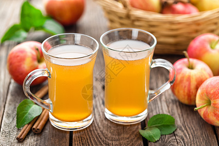 苹果酒肉桂食物乡村液体玻璃酒精桌子红色水果杯子图片