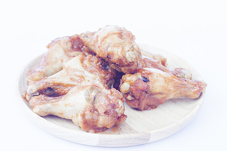 在白色背景上被孤立的灰色鸡翅午餐营养家禽美食油炸翅膀棕色食物鸡腿盘子图片