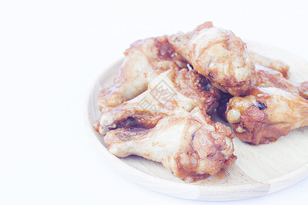 在白色背景上被孤立的灰色鸡翅食物午餐黄色美食油炸餐厅翅膀家禽小吃盘子图片