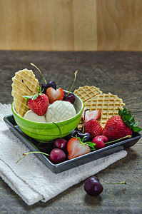 带浆果的冰淇淋奶制品盘子水果红色甜点美食香草木板奶油棕色图片