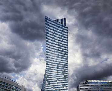 暴风天顶的现代住宅摩天大楼图片