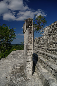 墨西哥卡拉克穆尔金字塔台阶上的石砖图片