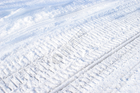 冬季雪雪车轨图片