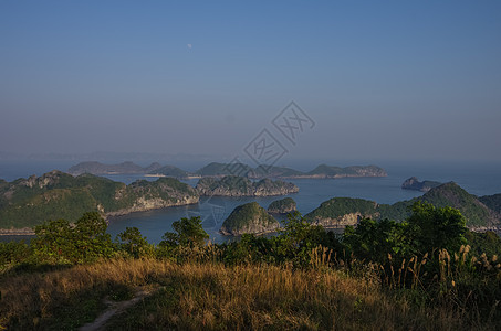 从越南Cat Ba岛的 Cat Ba 堡垒到Ha Long海湾海洋巡航天空游客岩石石头热带旅游绿色海景图片